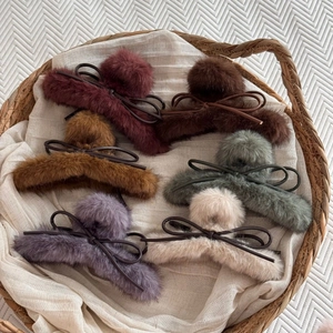 Détail de pinces à cheveux en peluche avec nœud en cuir en six couleurs chaudes d'automne