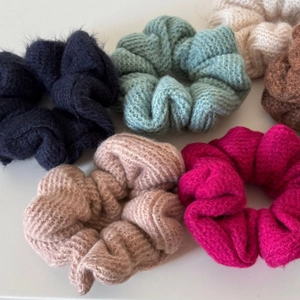 Dettaglio di elastici per capelli in maglia colorata con morbida trama intrecciata e elastico