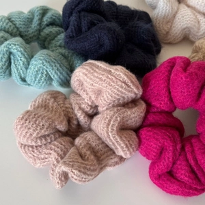 Dettaglio di elastici per capelli in maglia colorata con texture morbida e di qualità