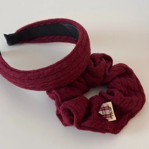 Ensemble serre-tête et chouchou en maille torsadée bordeaux avec détails cœur brodés