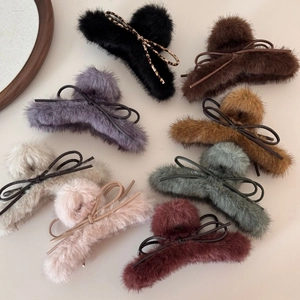 Lot de huit pinces à cheveux en peluche colorées avec nœuds, disposition à plat