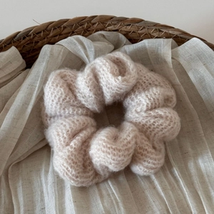 Dettaglio dell'elastico in maglia bianco avorio con texture mohair e trama intrecciata