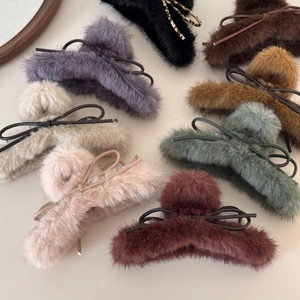 Détail de huit couleurs de pinces à cheveux en peluche avec nœuds en fausse fourrure