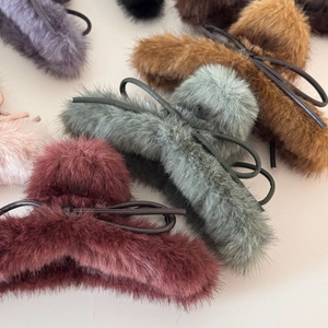 Détails des pinces à cheveux en fausse fourrure colorée avec nœuds élégants en cuir