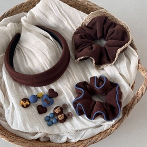 Détail de l'ensemble d'accessoires cheveux d'automne hiver dans un panier en rotin