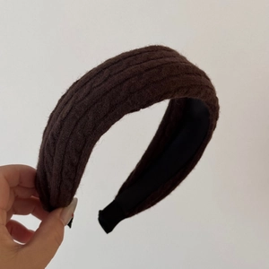 Détail d'un bandeau en maille torsadée marron café avec doublure antidérapante large