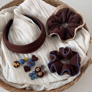 Détails d'accessoires cheveux en tricot marron avec pinces ours et cœur mignonnes