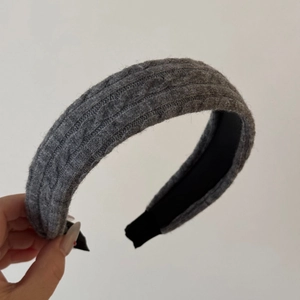 Gros plan sur le bandeau en maille torsadée grise avec doublure intérieure antidérapante