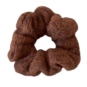 Elastico per capelli in peluche marrone scuro in morbido tessuto sherpa per l'autunno