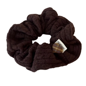 Bandeau en grosse maille marron avec motif torsadé et ornement de cœur vintage