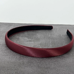 Vue détaillée du serre-tête en satin bordeaux montrant le tissu lisse et la doublure antidérapante