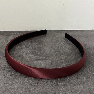 Serre-tête élégant en satin rouge vin pour femmes avec texture soie et design raffiné