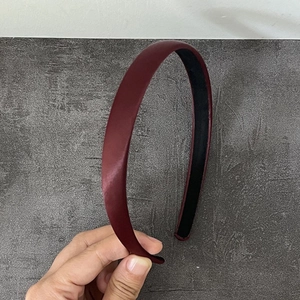 Serre-tête élégant en satin rouge vin avec doublure antidérapante et design haut