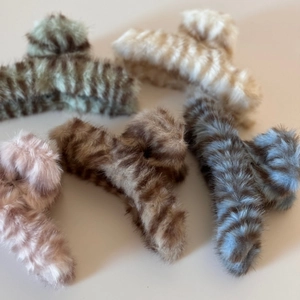 Detailset aus fünf französischen Plüsch-Haarklammern mit Tigermuster in Herbstfarben