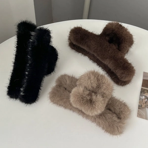 Ensemble de trois grandes pinces à cheveux en fausse fourrure noire et beige