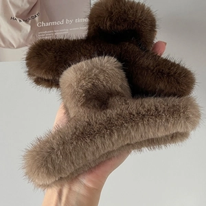 Détail de pinces à cheveux en fausse fourrure pelucheuse marron foncé et kaki clair