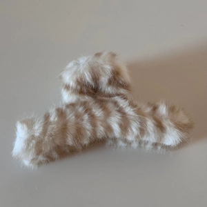 Detailansicht der großen Plüsch-Haarklammer mit Tigermuster in Beige und Braun