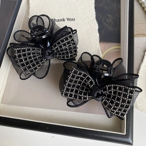 Pinces à cheveux avec nœud en tulle noir, bords en strass et centre en satin