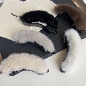 Bananen-Haarspangen aus Kunstfell in fünf Farben wie Schwarz, Braun, Grau, Beige und Weiß