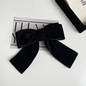 Détail de la grande barrette noeud en velours noir avec texture vintage et pince à ressort