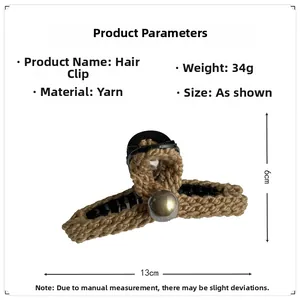 Gros plan sur pince à cheveux tricotée marron de 13cm avec perle, poids affiché 34g