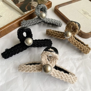 Pince à cheveux chic en tricot avec grande perle en quatre couleurs neutres pour l'automne