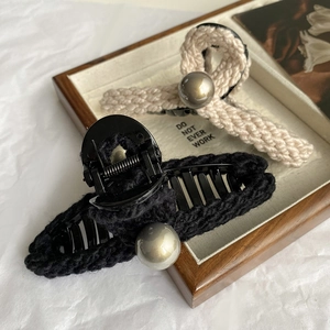 Détails de grandes pinces à cheveux en tricot avec perle, coloris noir et beige