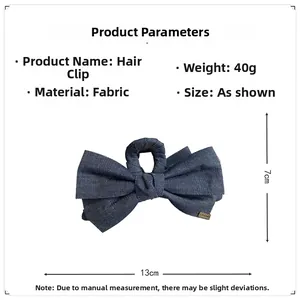 Détail de la pince à cheveux noeud en denim bleu montrant les dimensions 13cm de long et 7cm