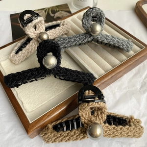 Lot de quatre pinces à cheveux tricotées avec perles en beige, gris, noir et marron