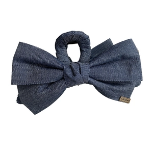 Pince à cheveux noeud en denim bleu foncé avec texture tissée et plaque en métal vintage