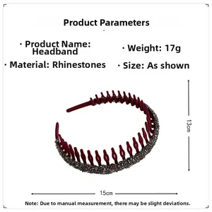 Detaillierte Größenangaben von 15 cm x 13 cm für das weinrote Samt-Strass-Stirnband
