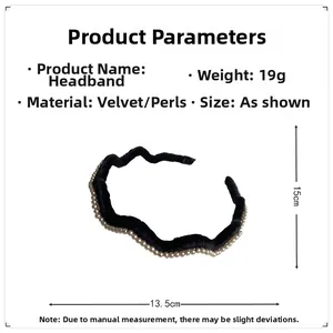 Détail du serre-tête en velours ondulé avec perles blanches taille 13,5cm x 15cm