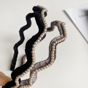 Serre-têtes élégants en velours ondulé avec perles blanches en noir et gris foncé