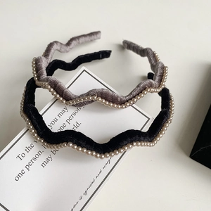 Serre-têtes ondulés élégants en velours avec perles blanches en noir et taupe pour femmes