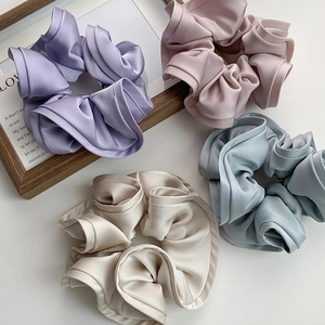 Lot de quatre chouchous en satin français aux couleurs pastel avec finition nacrée