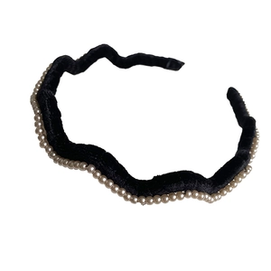 Serre-tête ondulé en velours noir élégant avec petites perles pour un style vintage chic