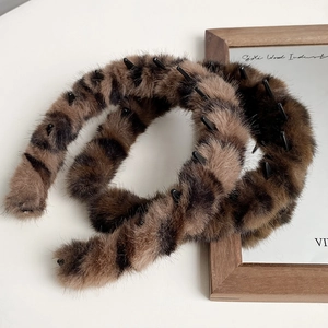 Chic leopard print plush headband with non-slip teeth for women's autumn winter fashion