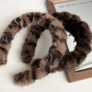 Detailed view of the leopard print plush headband featuring anti-slip inner teeth design
