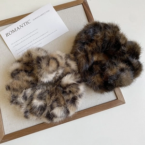 Lot de deux chouchous en peluche avec motif léopard et couleur marron foncé uni