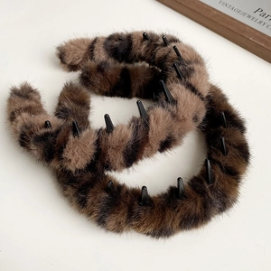 Faux fur leopard print headband with non-slip teeth for women in vintage autumn style