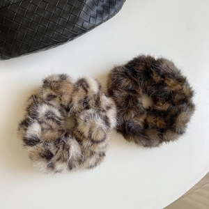 Détails de chouchous en fausse fourrure à motif léopard et marron foncé pour cheveux