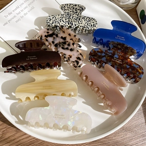 Chic acetate hair claw clips in tortoise and pearl patterns for elegant French hair styling