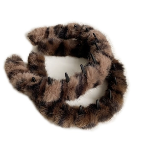 Leopard print plush headband with non-slip teeth for women in autumn and winter