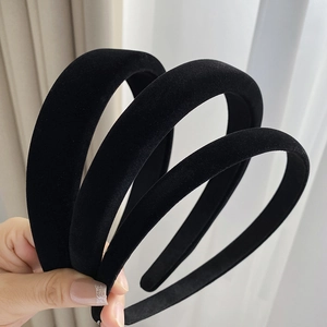 Lot de trois serre-têtes en velours noir de différentes largeurs pour style élégant