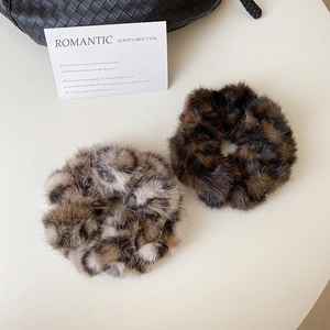 Détail de chouchous en peluche à motif léopard et marron café en fausse fourrure