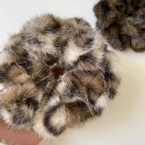 Chouchou en peluche imprimé léopard avec texture douce en fausse fourrure