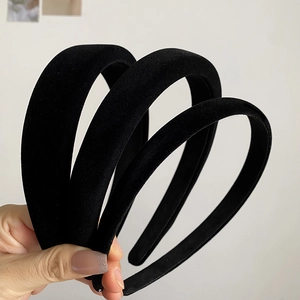 Ensemble détaillé de trois serre-têtes en velours noir de différentes largeurs de style