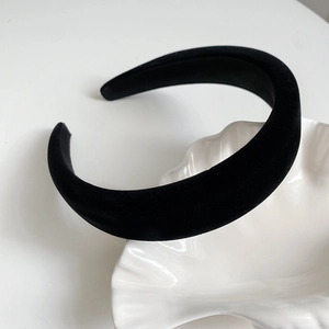 Serre-tête élégant en velours noir pour femmes avec un design minimaliste rétro français