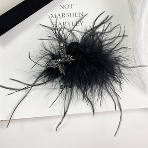 Pince à cheveux élégante avec plumes noires et décoration papillon de luxe