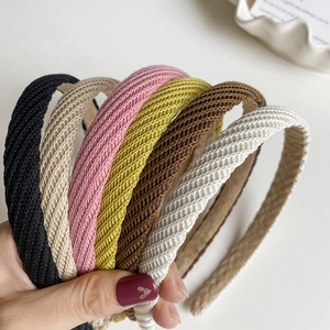 Détail de serre-têtes en tricot à motif diagonal de diverses couleurs élégantes